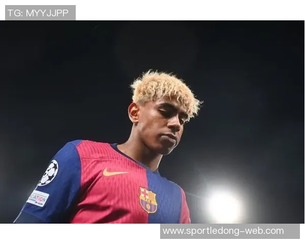 亚马尔和加维训练迟到引弗里克不满直指手表表达愤怒情绪